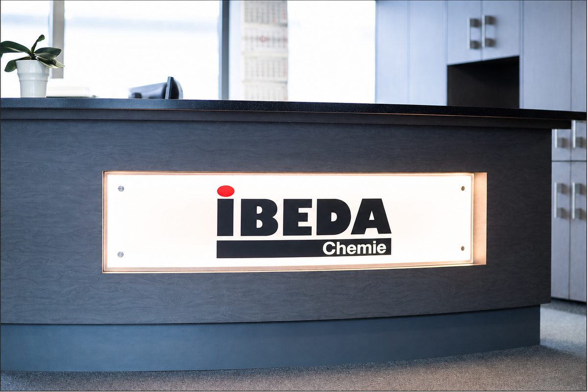 Empfang der IBEDA-CHEMIE mit beleuchtetem Firmenlogo
