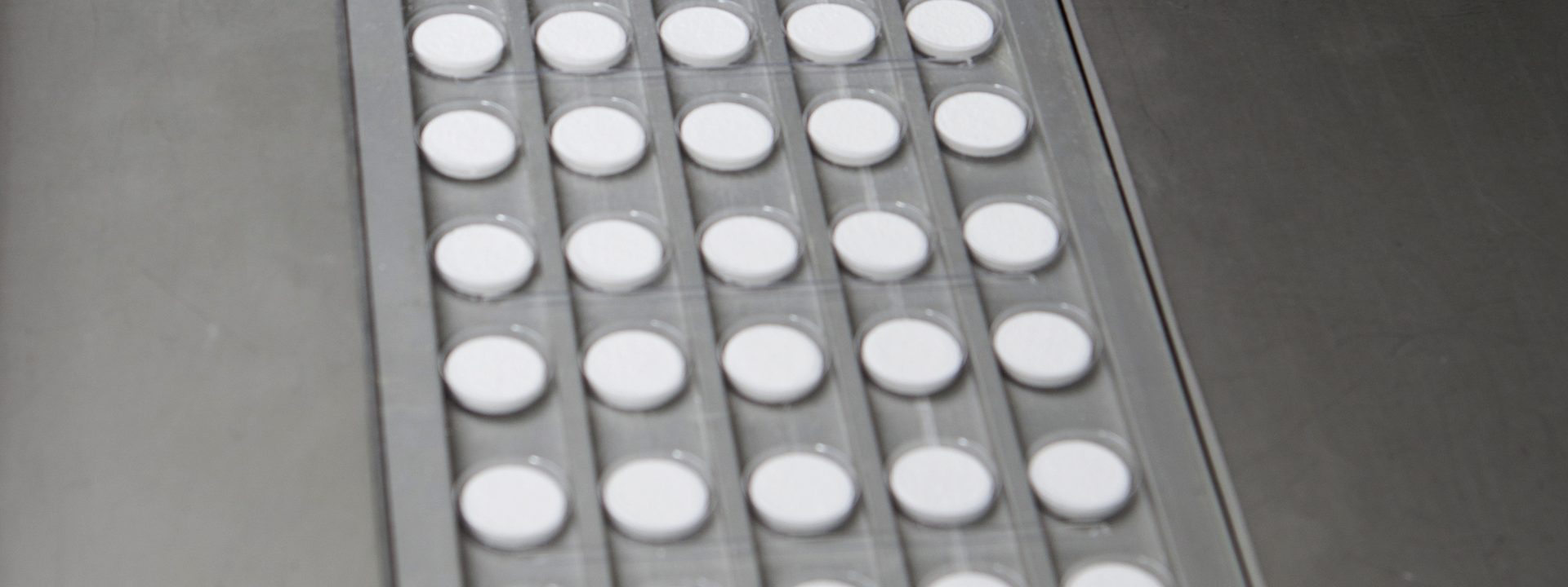 Tabletten in Blisterkavitäten auf der Konfektionierlinie