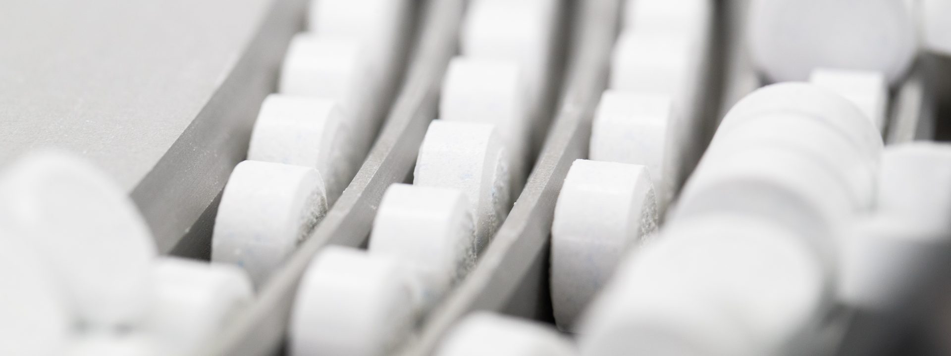 Weiße Tabletten in der Zuführschiene
