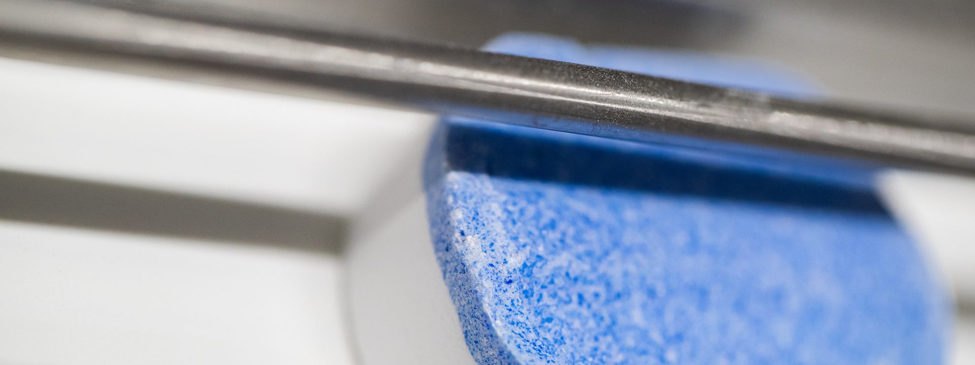 Blauer Reinigungs-Tab in der Produktion bei IBEDA-CHEMIE