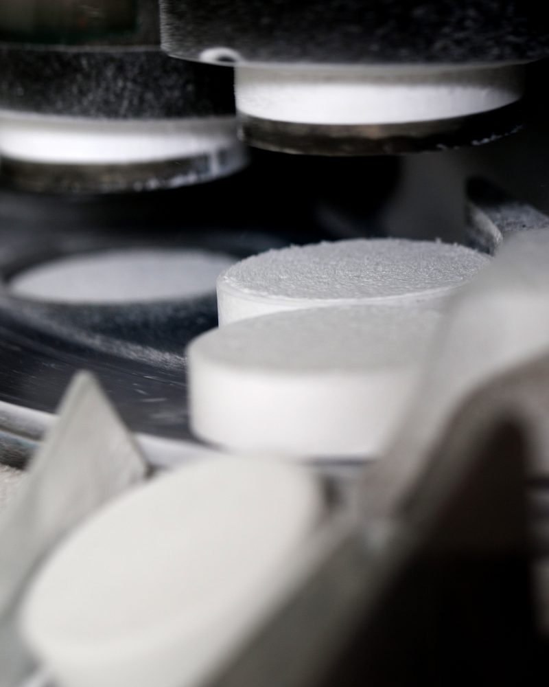 Tablettenpresse in der Lohnherstellung bei IBEDA-CHEMIE in Halsenbach