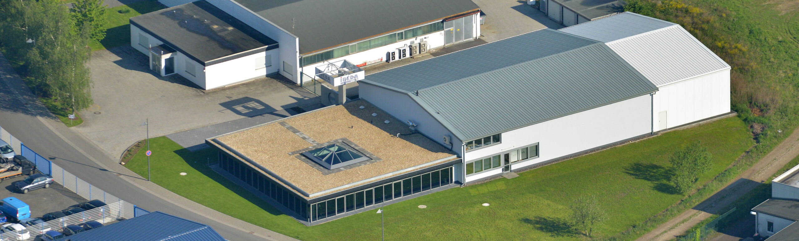 Luftaufnahme des IBEDA-CHEMIE Firmengeländes in Halsenbach